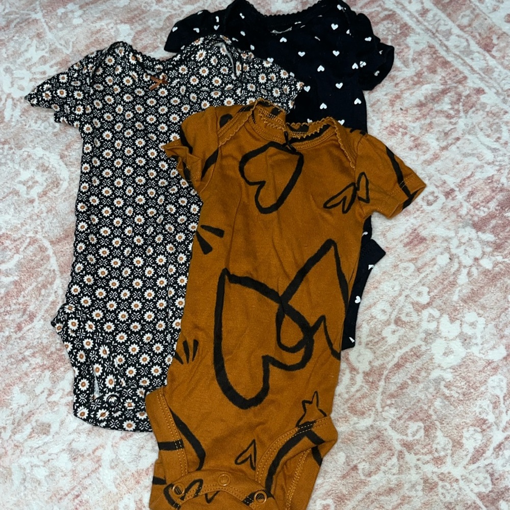 Newborn onesies LIKE NEW